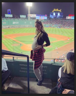 Eliza Dushku Instagram - 1st ⚾️👶🏻💙 @redsox @fenwaypark❣️#bumpin