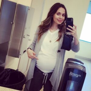Eliza Dushku Instagram - 8 mos..! #bathroomselfie 📸 Oh, how times have changed.. 😂🤰🏻🙌