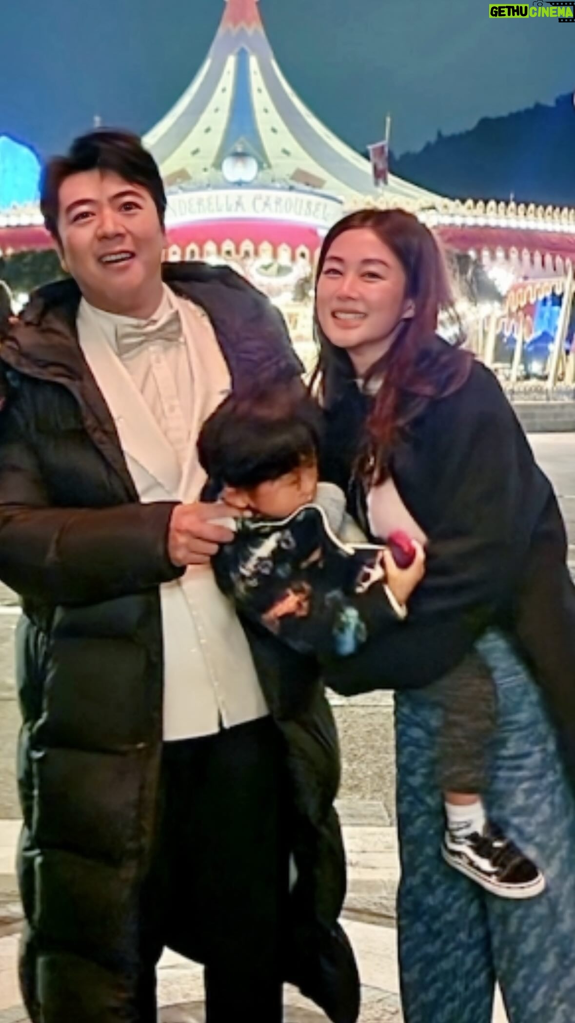 Eliza Sam Instagram - Thank you @langlangpiano for being so kind to support Juju’s little head when he was trying to lie down on you, he must really like you!🤣🥰🫶🏼 I’m so glad I could to take the little ones to this wonderful concert to encourage and inspire their love for music. It was a late night, and past their usual bedtime, but they were so into it! Special thx to @tomleemusic.hk 🤍 #notawkwardatall #instamom #momedy y #modernmom
