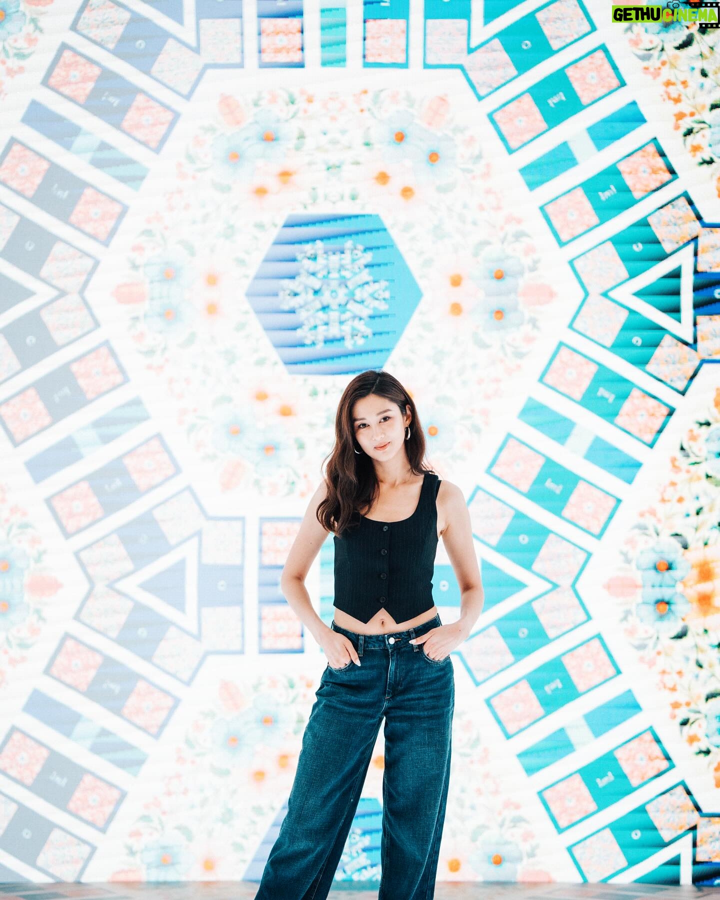 Eliza Sam Instagram - The more we let our lights shine, the more love and light we see in the world around us. This is a quote I found online🤪- do you think it’s true? I want to agree with this, because I find that the more I open my heart, the more I am able to connect with people and community. The way I see it is- nowadays it’s so easy to put yourself out there, which can be a good and bad thing at the same time. Any thoughts on this?🤗