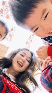 Eliza Sam Instagram - Do you know anyone who just can’t want to wait until Christmas to open their presents?🤪