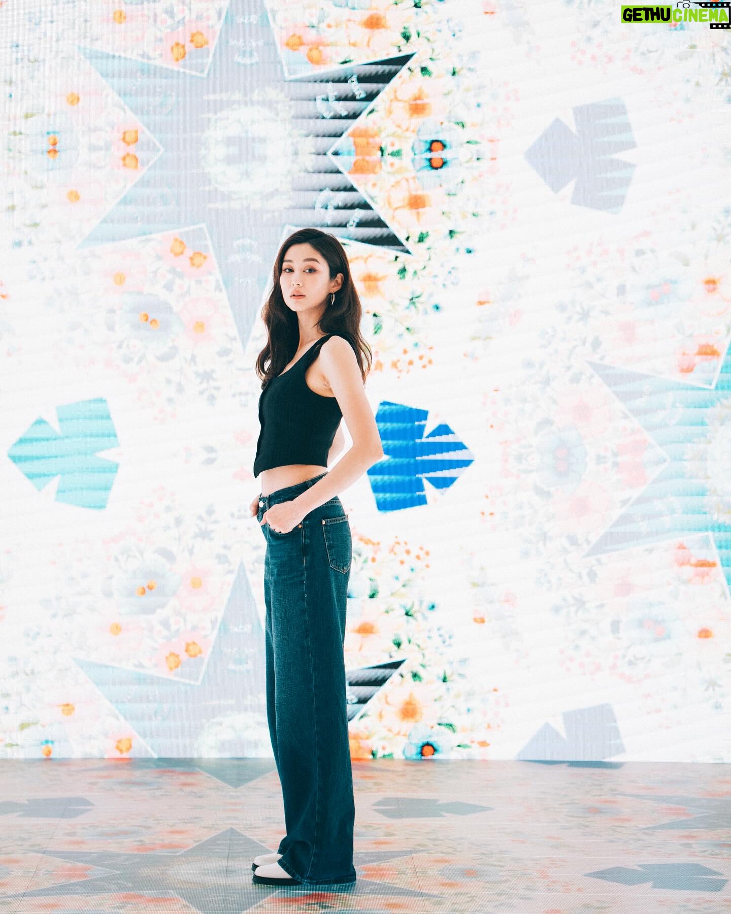 Eliza Sam Instagram - The more we let our lights shine, the more love and light we see in the world around us. This is a quote I found online🤪- do you think it’s true? I want to agree with this, because I find that the more I open my heart, the more I am able to connect with people and community. The way I see it is- nowadays it’s so easy to put yourself out there, which can be a good and bad thing at the same time. Any thoughts on this?🤗