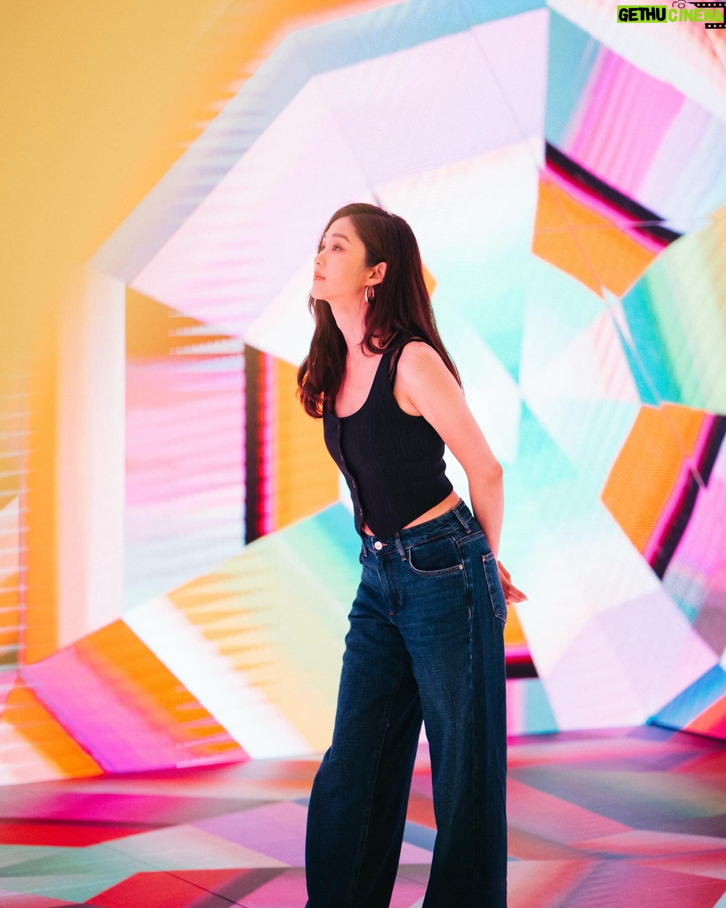 Eliza Sam Instagram - The more we let our lights shine, the more love and light we see in the world around us. This is a quote I found online🤪- do you think it’s true? I want to agree with this, because I find that the more I open my heart, the more I am able to connect with people and community. The way I see it is- nowadays it’s so easy to put yourself out there, which can be a good and bad thing at the same time. Any thoughts on this?🤗