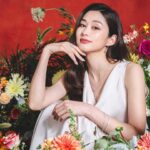 Eliza Sam Instagram - Recently did this shoot and I was so happy to be surrounded by flowers, because I love flowers haha! One of the questions they asked me was “if you were a flower, what kind would you be?” The old me would have wanted to pick a Peony🌸 because I admire its beauty and it has to be taken care of delicately. Nowadays, I really admire daisies🌼-they are cute, but also strong, durable and they can thrive in the wild (which having 2 boys sometimes feel like😅）! Which would you rather live as?