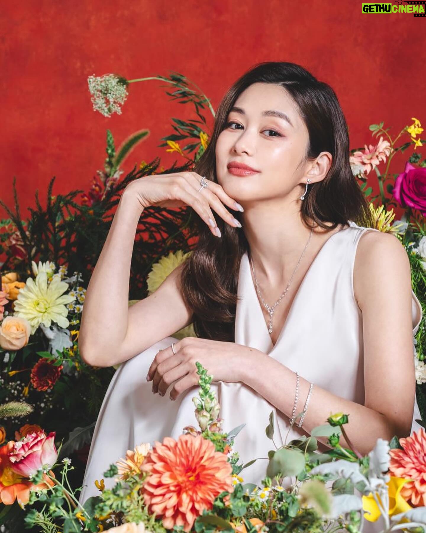 Eliza Sam Instagram - Recently did this shoot and I was so happy to be surrounded by flowers, because I love flowers haha! One of the questions they asked me was “if you were a flower, what kind would you be?” The old me would have wanted to pick a Peony🌸 because I admire its beauty and it has to be taken care of delicately. Nowadays, I really admire daisies🌼-they are cute, but also strong, durable and they can thrive in the wild (which having 2 boys sometimes feel like😅)! Which would you rather live as?