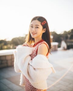 Eliza Sam Instagram - 🧧Happy New Year!🪭 祝大家新年快樂，樣樣都好，心想事成，身體健康，日日開開心心 and龍馬精神♥️🐲♥️ #CNY #Happynewyear #lunarnewyear #yearofthedragon #新年快樂 #身體健康 #恭喜發財 今日有冇食糕？