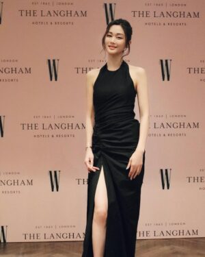Eliza Sam Instagram - It’s nice to sometimes go out and look at nice things🖤
What a treat👩🏻‍🎨🎨🎟️
.
.
.
#ArtBaselHongKong @ArtBasel
@LanghamHotels @LanghamHK 
@WMag @WMagChina