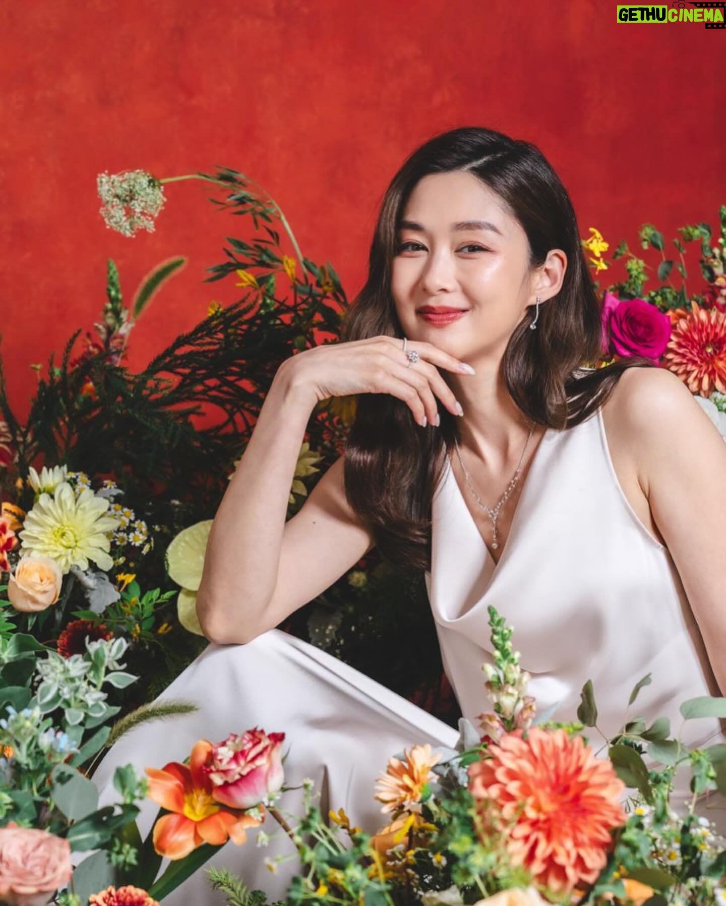 Eliza Sam Instagram - Recently did this shoot and I was so happy to be surrounded by flowers, because I love flowers haha! One of the questions they asked me was “if you were a flower, what kind would you be?” The old me would have wanted to pick a Peony🌸 because I admire its beauty and it has to be taken care of delicately. Nowadays, I really admire daisies🌼-they are cute, but also strong, durable and they can thrive in the wild (which having 2 boys sometimes feel like😅)! Which would you rather live as?