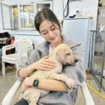 Eliza Sam Instagram – A moment of calm in this crazy season♥️🐶
Last pic- trying my best to protect their yummy food from flies that are also hungry!

Recently I went to visit some fur babies at #BigTree  shelter. Thank you doggies for filling my heart with love. It was like a therapy I didn’t know I needed♥️

Will upload the video of making their food tomorrow, stay tuned🤪✌🏻♥️🫶🏼

#大樹下 #大樹下善待動物庇護站 #BigTree #流浪動物 #善待生命 #支持領養