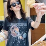 Eliza Sam Instagram - I like to cook but looking at the mess afterwards gives me anxiety😅 That’s why I like to bake! Usually the food needs to sit in the oven for at least 10 mins (usually more), so I race with the oven to see if the food is done first of if I can finish washing the dishes first🤣 Keeps me on my toes🤣 Am I a nerd? 🤓🤪