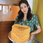 Eliza Sam Instagram - The second photo… Scare die me meh💀 Good thing I didn’t drop the cake😜 PS. Thank you for all the B-day messages to “not cute” Juju🤗 Believe it or not, juju picked this cake! My fav to date💛 @thecakeryhk