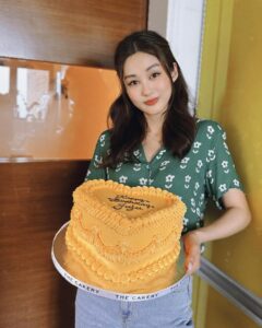 Eliza Sam Instagram - The second photo… Scare die me meh💀 Good thing I didn’t drop the cake😜 PS. Thank you for all the B-day messages to “not cute” Juju🤗 Believe it or not, juju picked this cake! My fav to date💛 @thecakeryhk