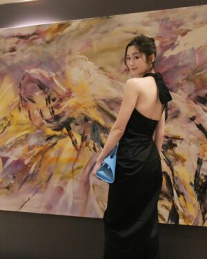 Eliza Sam Instagram - It’s nice to sometimes go out and look at nice things🖤
What a treat👩🏻‍🎨🎨🎟️
.
.
.
#ArtBaselHongKong @ArtBasel
@LanghamHotels @LanghamHK 
@WMag @WMagChina