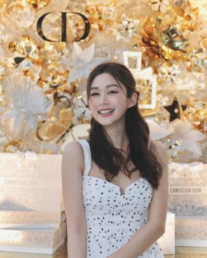 Eliza Sam Instagram - Little bit cold… can you tell?😺🤍
.
.
.
.
@K11MUSEA @Dior #K11MUSEA 
Dress by @mrselfportrait @lanecrawford