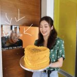 Eliza Sam Instagram - The second photo… Scare die me meh💀 Good thing I didn’t drop the cake😜 PS. Thank you for all the B-day messages to “not cute” Juju🤗 Believe it or not, juju picked this cake! My fav to date💛 @thecakeryhk
