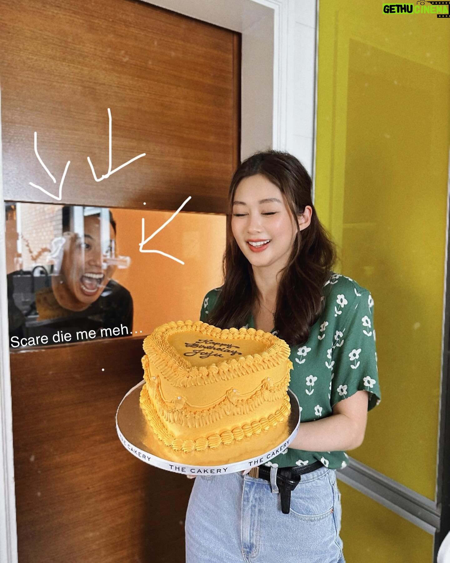Eliza Sam Instagram - The second photo… Scare die me meh💀 Good thing I didn’t drop the cake😜 PS. Thank you for all the B-day messages to “not cute” Juju🤗 Believe it or not, juju picked this cake! My fav to date💛 @thecakeryhk