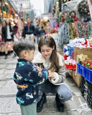 Eliza Sam Instagram - My Xmas shopping buddy🥰
Last pic… this kid is determined🙈