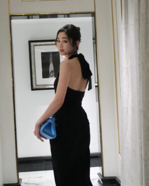 Eliza Sam Instagram - It’s nice to sometimes go out and look at nice things🖤
What a treat👩🏻‍🎨🎨🎟️
.
.
.
#ArtBaselHongKong @ArtBasel
@LanghamHotels @LanghamHK 
@WMag @WMagChina