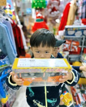 Eliza Sam Instagram - My Xmas shopping buddy🥰
Last pic… this kid is determined🙈