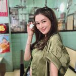 Eliza Sam Instagram - I am 香🟩 整咗一lup麻雀。。。仲有143個to go😅 Thank you Sifu 教我哋teew麻雀🫶🏼