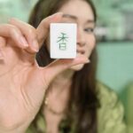 Eliza Sam Instagram - I am 香🟩 整咗一lup麻雀。。。仲有143個to go😅 Thank you Sifu 教我哋teew麻雀🫶🏼