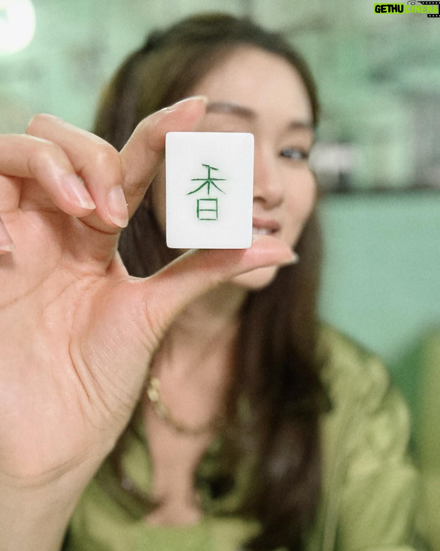 Eliza Sam Instagram - I am 香🟩 整咗一lup麻雀。。。仲有143個to go😅 Thank you Sifu 教我哋teew麻雀🫶🏼