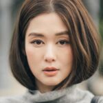 Eliza Sam Instagram – My never-ending indecisiveness of should I cut my hair? Or keep it long! So I stuffed my hair into mysweater for reference to see if I like it long or short🤣
What do you think?! Cut short, or leave long?!⬇️