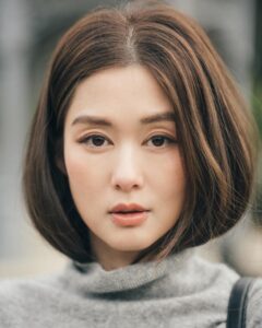 Eliza Sam Instagram - My never-ending indecisiveness of should I cut my hair? Or keep it long! So I stuffed my hair into mysweater for reference to see if I like it long or short🤣 What do you think?! Cut short, or leave long?!⬇️