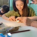 Eliza Sam Instagram - I am 香🟩 整咗一lup麻雀。。。仲有143個to go😅 Thank you Sifu 教我哋teew麻雀🫶🏼