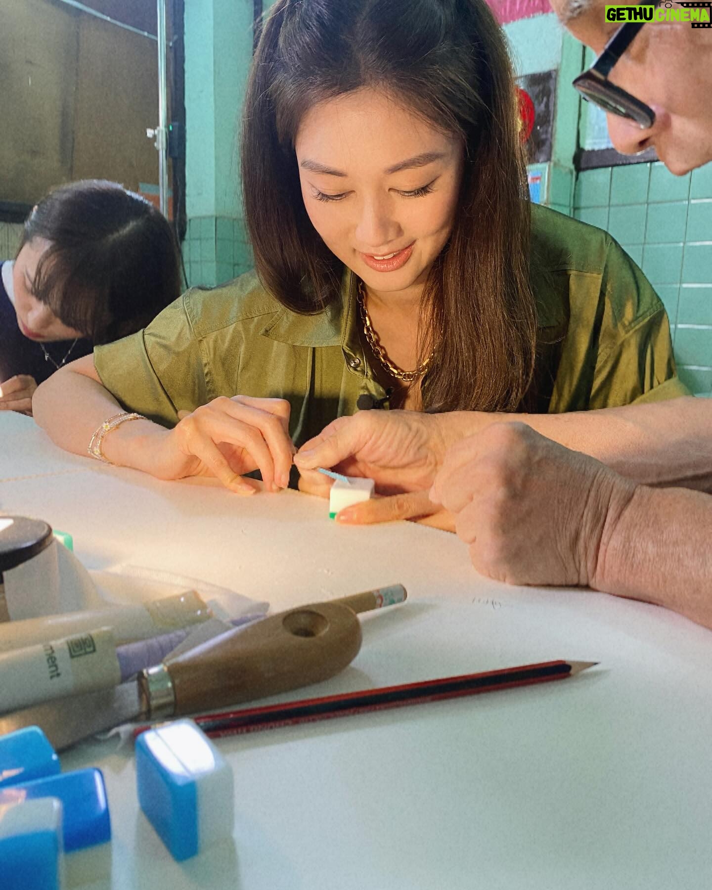 Eliza Sam Instagram - I am 香🟩 整咗一lup麻雀。。。仲有143個to go😅 Thank you Sifu 教我哋teew麻雀🫶🏼