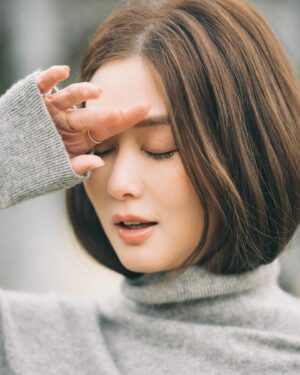 Eliza Sam Instagram - My never-ending indecisiveness of should I cut my hair? Or keep it long! So I stuffed my hair into mysweater for reference to see if I like it long or short🤣
What do you think?! Cut short, or leave long?!⬇️