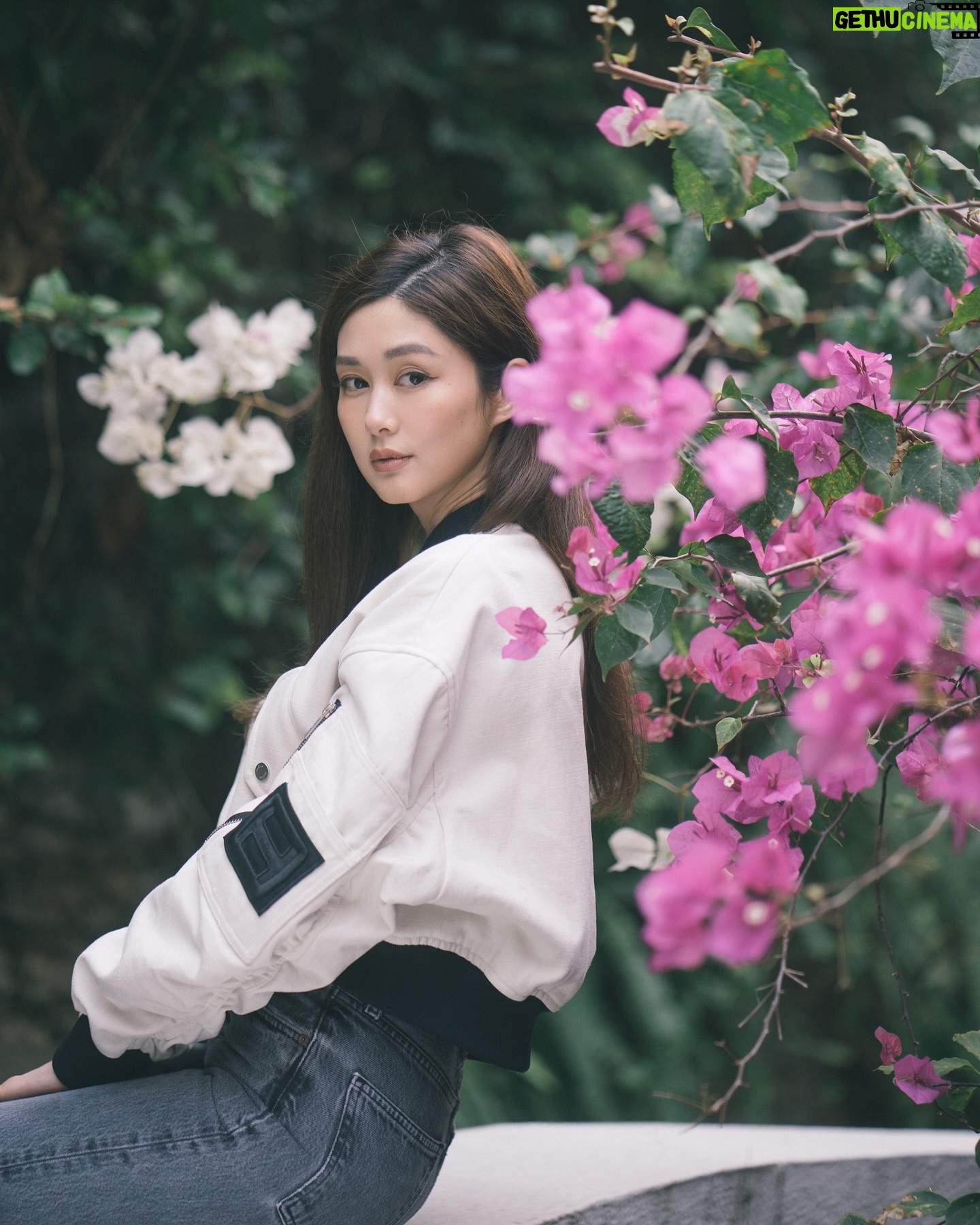 Eliza Sam Instagram - Fresh start to the week, wishing everyone NO Monday blues, ok?! Unpopular opinion, I actually like Mondays 😜 Do you like Mondays?