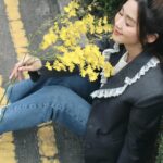Eliza Sam Instagram – Some people think it’s a waste of money to buy flowers, but I think that the joy they bring is worth something too🌻
What do you think?⬇️