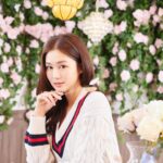 Eliza Sam Instagram - When it comes to doing my makeup, I really feel that the shape of the brows really sets the tone and mood for the look. I like my brows to be full, refined, but also soft🪶 for a feminine look🌸. That’s why I “趁新年前”🙌🏻went to @feelsocoolmakeup to do「霧眉」! Coco先為我度身設計適合我嘅眉形，the過程無痛👍🏻，最重要是效果非常自然(which is super important to me🙌🏻)。個眉形修得好靚，而家就算素顏都一樣精精神神 😍 so I’m super滿意, thank u so much♥️! #飄眉 #霧眉 #飄加霧眉 #香港整眉 #半永久化妝 #自然眉 #好自然 #feelsocool
