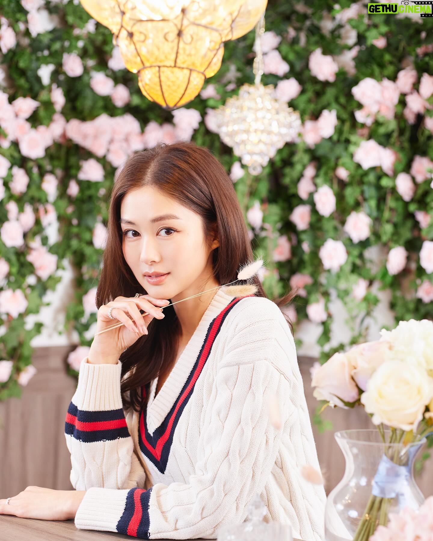 Eliza Sam Instagram - When it comes to doing my makeup, I really feel that the shape of the brows really sets the tone and mood for the look. I like my brows to be full, refined, but also soft🪶 for a feminine look🌸. That’s why I “趁新年前”🙌🏻went to @feelsocoolmakeup to do「霧眉」! Coco先為我度身設計適合我嘅眉形,the過程無痛👍🏻,最重要是效果非常自然(which is super important to me🙌🏻)。個眉形修得好靚,而家就算素顏都一樣精精神神 😍 so I’m super滿意, thank u so much♥️! #飄眉 #霧眉 #飄加霧眉 #香港整眉 #半永久化妝 #自然眉 #好自然 #feelsocool