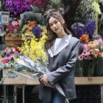 Eliza Sam Instagram – Some people think it’s a waste of money to buy flowers, but I think that the joy they bring is worth something too🌻
What do you think?⬇️