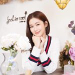 Eliza Sam Instagram - When it comes to doing my makeup, I really feel that the shape of the brows really sets the tone and mood for the look. I like my brows to be full, refined, but also soft🪶 for a feminine look🌸. That’s why I “趁新年前”🙌🏻went to @feelsocoolmakeup to do「霧眉」! Coco先為我度身設計適合我嘅眉形，the過程無痛👍🏻，最重要是效果非常自然(which is super important to me🙌🏻)。個眉形修得好靚，而家就算素顏都一樣精精神神 😍 so I’m super滿意, thank u so much♥️! #飄眉 #霧眉 #飄加霧眉 #香港整眉 #半永久化妝 #自然眉 #好自然 #feelsocool