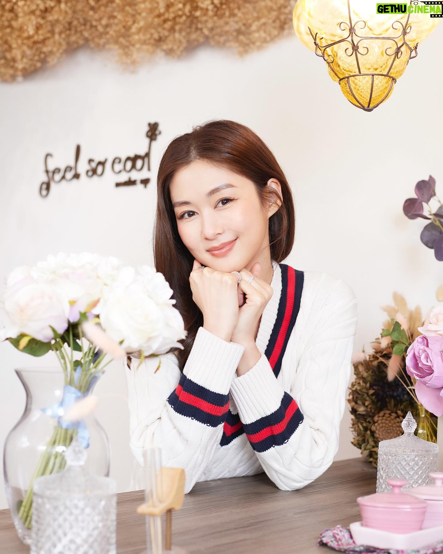 Eliza Sam Instagram - When it comes to doing my makeup, I really feel that the shape of the brows really sets the tone and mood for the look. I like my brows to be full, refined, but also soft🪶 for a feminine look🌸. That’s why I “趁新年前”🙌🏻went to @feelsocoolmakeup to do「霧眉」! Coco先為我度身設計適合我嘅眉形,the過程無痛👍🏻,最重要是效果非常自然(which is super important to me🙌🏻)。個眉形修得好靚,而家就算素顏都一樣精精神神 😍 so I’m super滿意, thank u so much♥️! #飄眉 #霧眉 #飄加霧眉 #香港整眉 #半永久化妝 #自然眉 #好自然 #feelsocool