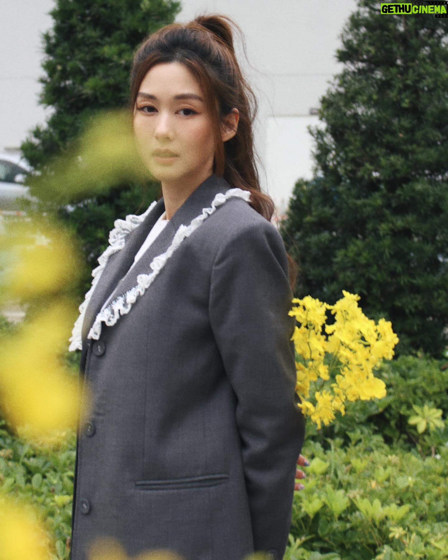 Eliza Sam Instagram - Some people think it’s a waste of money to buy flowers, but I think that the joy they bring is worth something too🌻 What do you think?⬇️