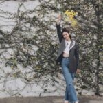 Eliza Sam Instagram – Some people think it’s a waste of money to buy flowers, but I think that the joy they bring is worth something too🌻
What do you think?⬇️