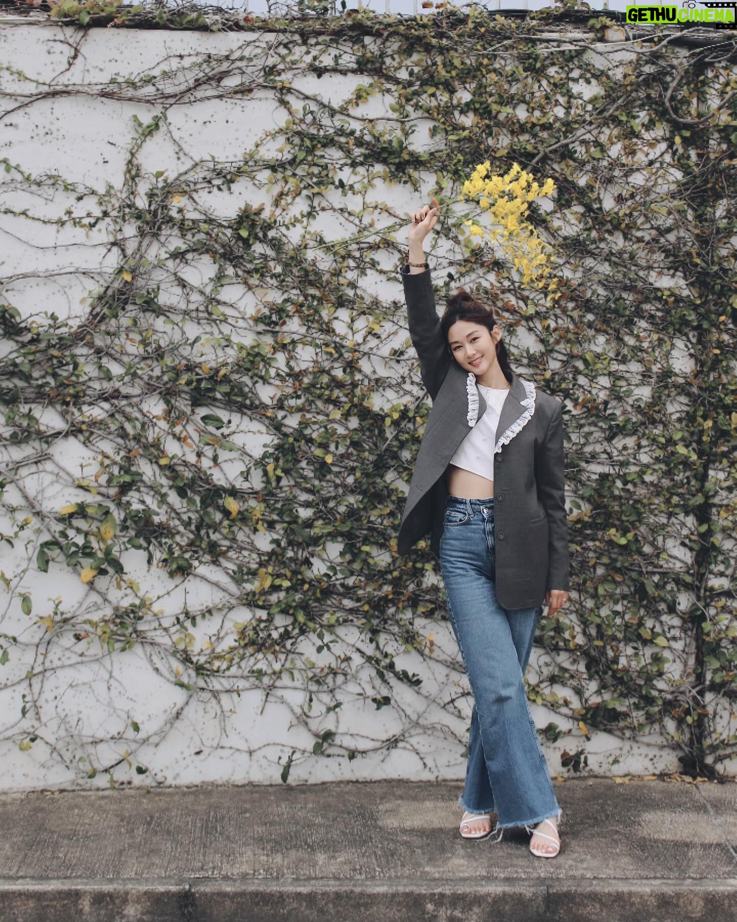 Eliza Sam Instagram - Some people think it’s a waste of money to buy flowers, but I think that the joy they bring is worth something too🌻 What do you think?⬇️