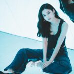 Eliza Sam Instagram - Usually we’re told to smile for pictures… I remember noticing my favorite spice girl, Posh Spice (Victoria Beckham), never smiling in pictures, and when asked about it, she said “I’m smiling on the inside. I feel I have a responsibility to the fashion community.” 🤩🫢 Are you a person who likes to smile in pics? Or NOT smile in pics?