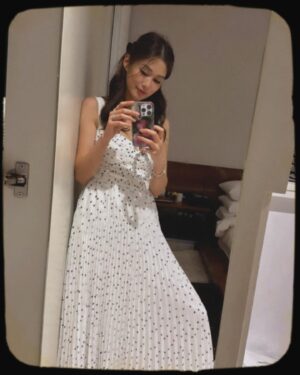 Eliza Sam Instagram - Little bit cold… can you tell?😺🤍
.
.
.
.
@K11MUSEA @Dior #K11MUSEA 
Dress by @mrselfportrait @lanecrawford