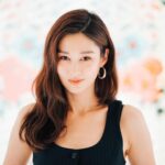 Eliza Sam Instagram - Usually we’re told to smile for pictures… I remember noticing my favorite spice girl, Posh Spice (Victoria Beckham), never smiling in pictures, and when asked about it, she said “I’m smiling on the inside. I feel I have a responsibility to the fashion community.” 🤩🫢 Are you a person who likes to smile in pics? Or NOT smile in pics?