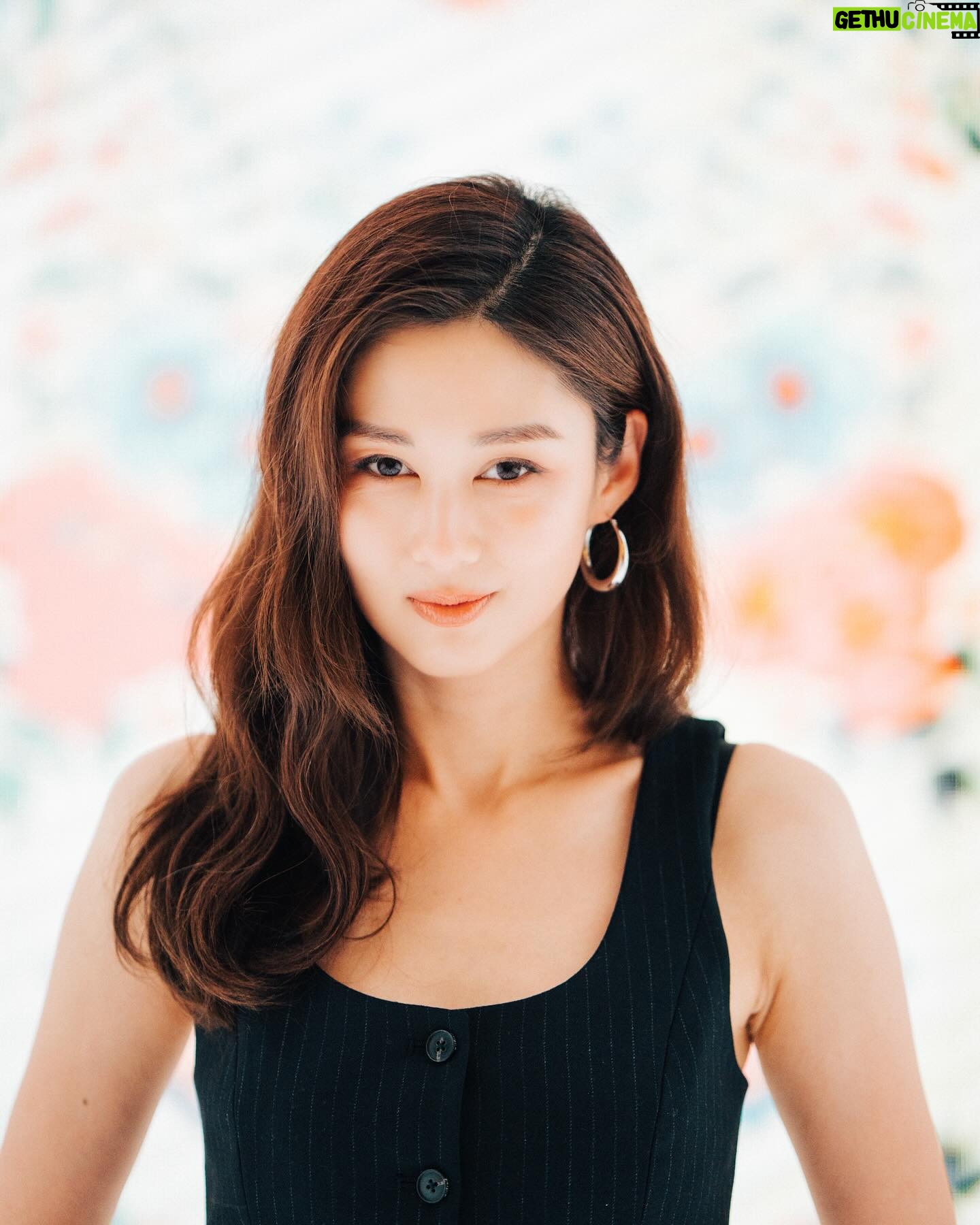 Eliza Sam Instagram - Usually we’re told to smile for pictures… I remember noticing my favorite spice girl, Posh Spice (Victoria Beckham), never smiling in pictures, and when asked about it, she said “I’m smiling on the inside. I feel I have a responsibility to the fashion community.” 🤩🫢 Are you a person who likes to smile in pics? Or NOT smile in pics?