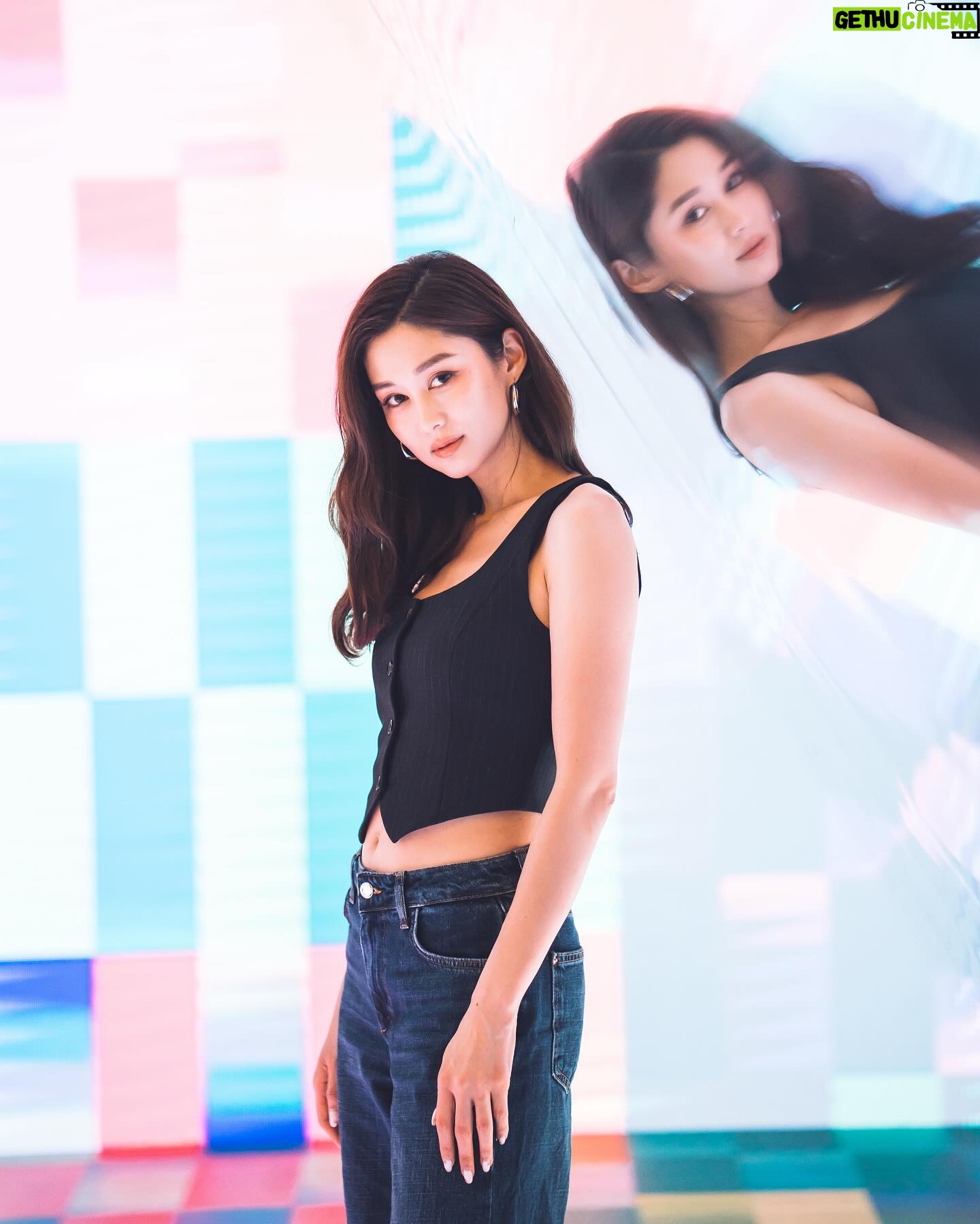 Eliza Sam Instagram - Usually we’re told to smile for pictures… I remember noticing my favorite spice girl, Posh Spice (Victoria Beckham), never smiling in pictures, and when asked about it, she said “I’m smiling on the inside. I feel I have a responsibility to the fashion community.” 🤩🫢 Are you a person who likes to smile in pics? Or NOT smile in pics?