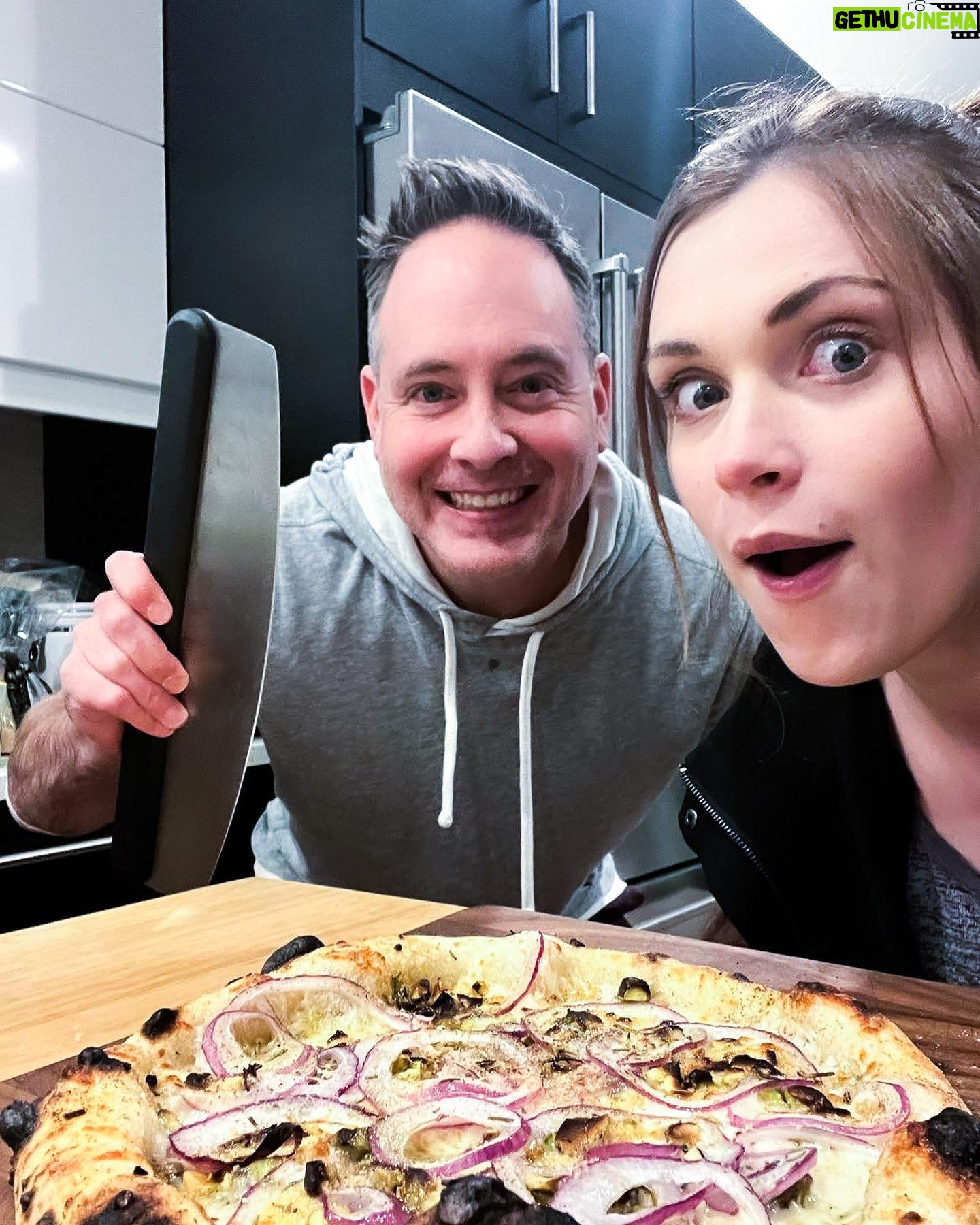 Eliza Taylor Instagram - Always such a bloody treat seeing this one! @drlawyercop 🙌🍕💗