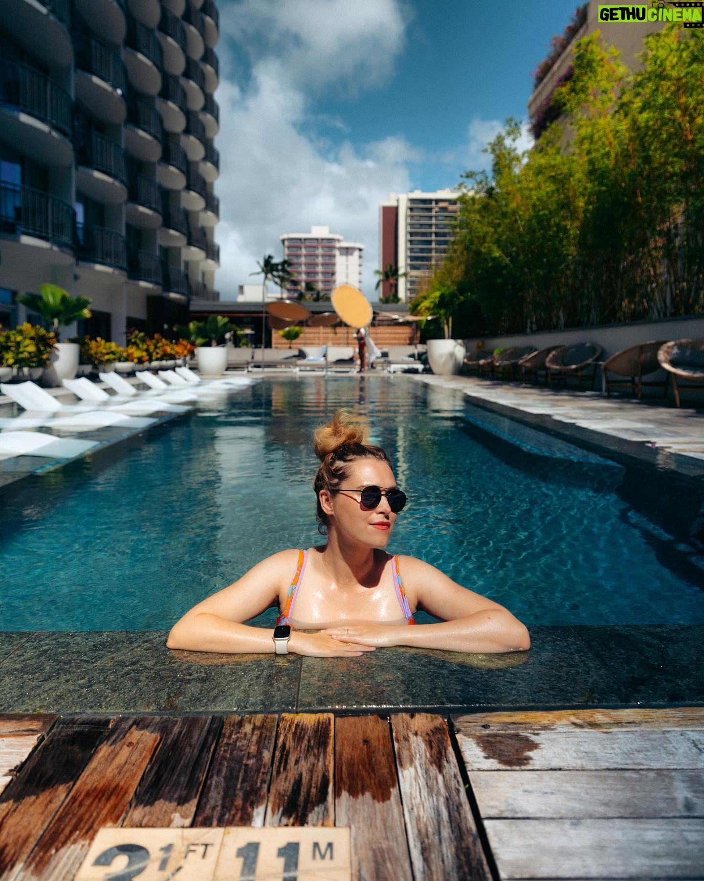 Eliza Taylor Instagram - In my head I’m still here… 🏝️🌺 #mommymoon