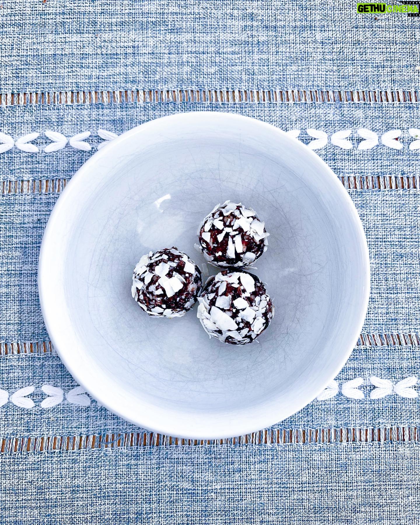 Eliza Taylor Instagram - BLISS BAAAALLS 😍 Just hemp seeds, cacao powder, medjool dates and coconut whizzed together to create perfection!