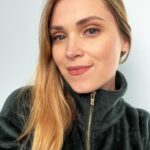 Eliza Taylor Instagram - SO INCREDIBLY EXCITED to be a #fableticspartner 👏🥳 I’ve been wearing @fabletics for a long time, so this feels like the perfect fit! I’ll tell ya what else is the perfect fit - this cozy cord zip onesie! (See what I did there?) There is currently 80% off for new VIPs! Get yours today 😘